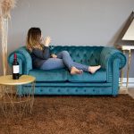 DIVANO CHESTERFIELD 2 POSTI VELLUTO BLU PETROLIO PRODUZIONE ARTIGIANALE - immagine 4